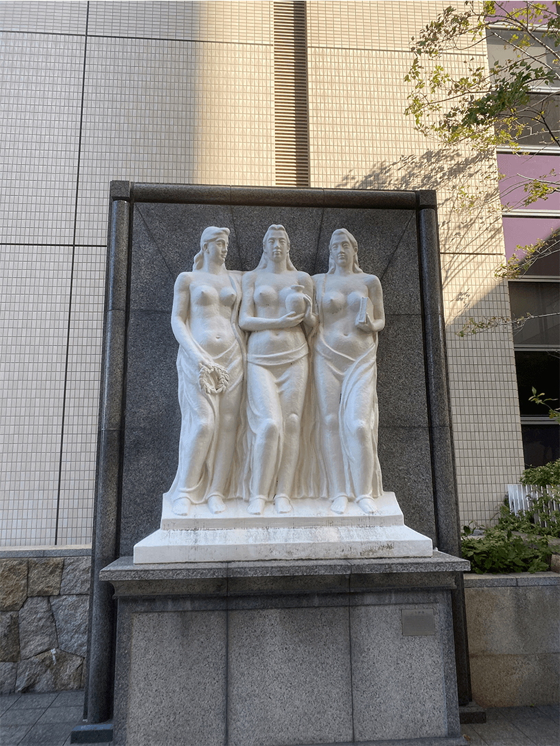 医学部学舎玄関前の三女神像「智・仁・勇」